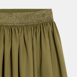 تنورة باللون الكاكي بها...